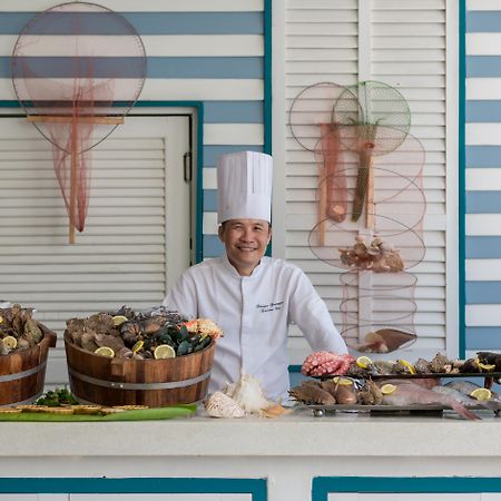 Barcelo Coconut Island, Phuket Exterior foto A chef at the buffet
