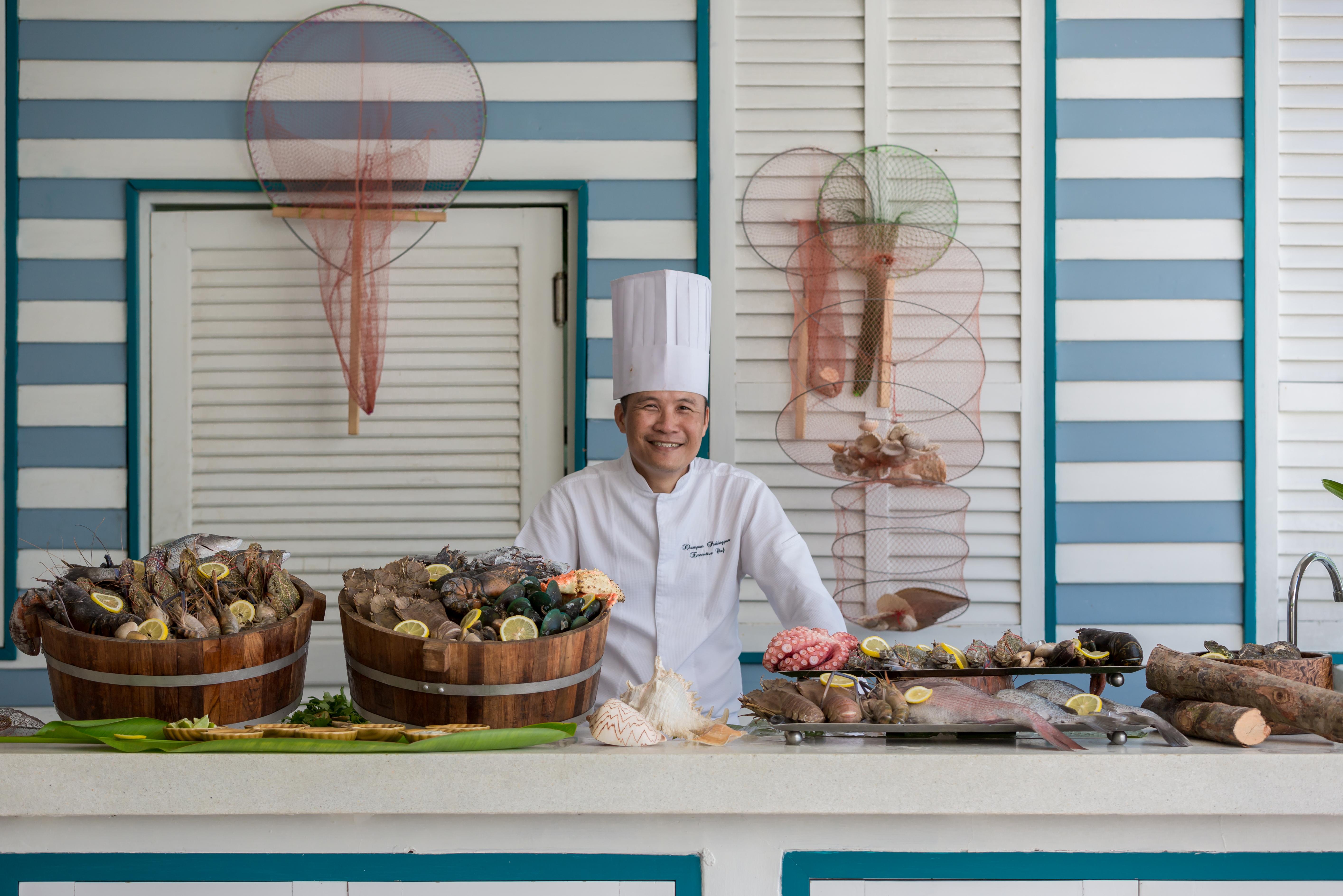 Barcelo Coconut Island, Phuket Exterior foto A chef at the buffet
