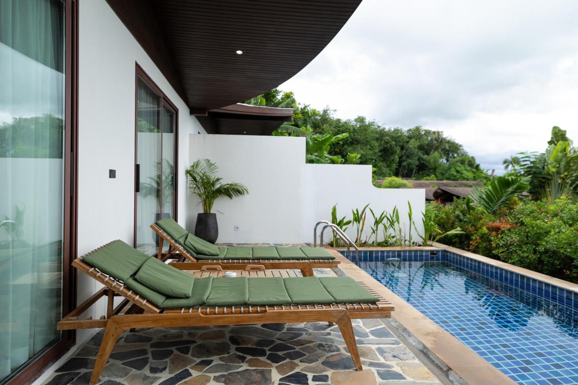 Barcelo Coconut Island, Phuket Exterior foto A pool at a hotel